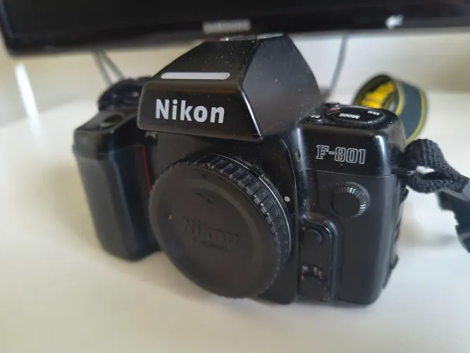 Máquina fotográfica Nikon F-801