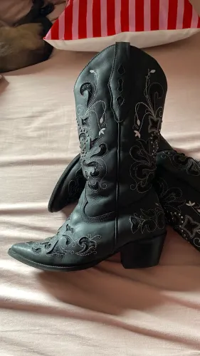 Bota Vimar bico fino de couro com detalhes em glitter