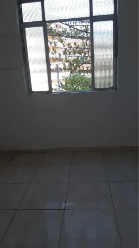 Alugo apto na av. Brás de Pina em bom estado!!