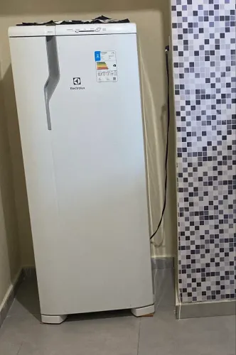 Geladeira Electrolux 240L Degelo - Branco