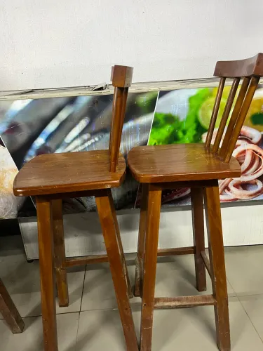 Cadeira amadeirada com encosto alto