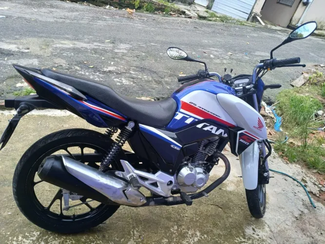 Moto em dias muito bem conservada moto em ótimo estado de conservação (*)