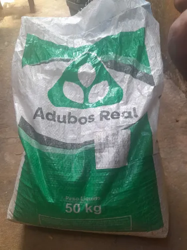 Vendo meio saco de adubo real 