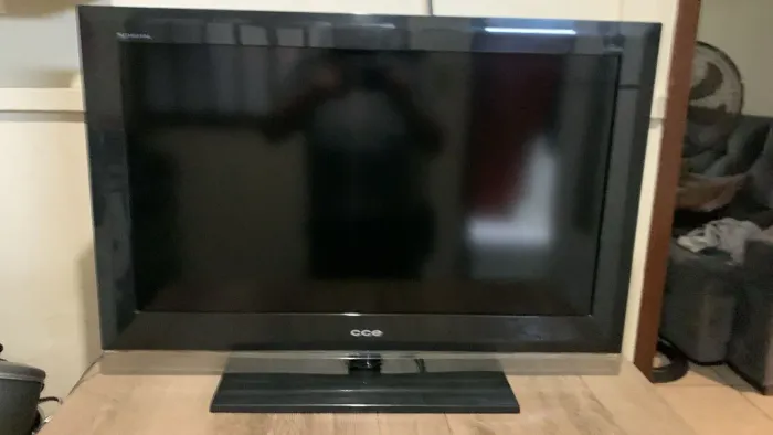 Tv 32 polegadas com Chrome casth e suporte de parede 