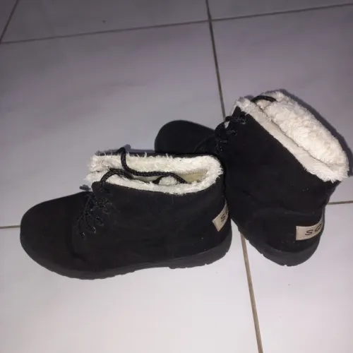 Bota preta forrada por dentro