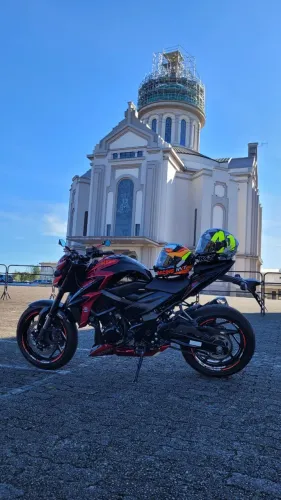Vendo GSX750S, ano 2019, 27 mil km, 2 pneus novos, moto super nova. Moto muito confiável .