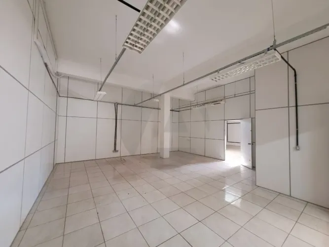 Prédio comercial com estrutura corporativa completa e grande potencial de adaptação, compo