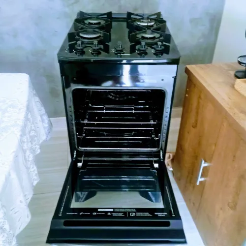 Vendo um fogão Eletrolux,novo...1200 reais,na cor preto