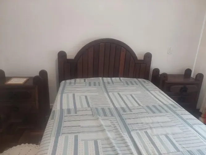 Cama casal e mesinhas de cabeceira