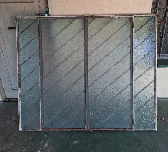 Vendo janela medindo 1,20 dw larg. por 1,00 de alt., já com vidros.