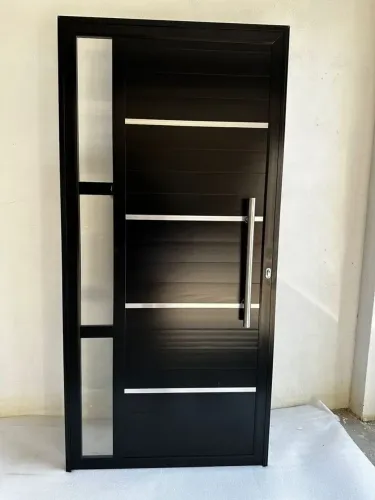 Porta Pivotante em Alumínio Preto - Fachada Moderna Fortaleza