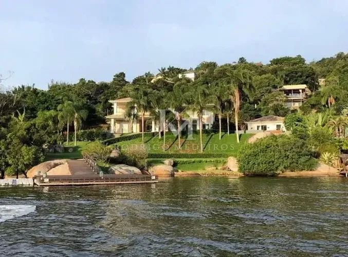 Casa de frente para a Lagoa da Conceição com 5 suítes em Florianópolis