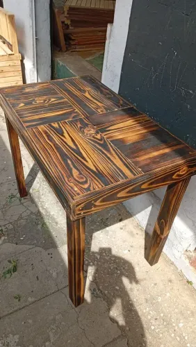 Mesa de madeira de palete