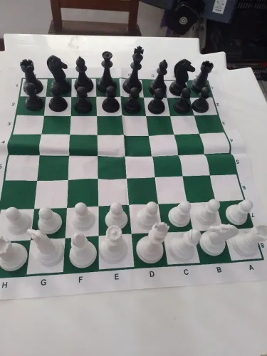 Tabuleiro de xadrez dobravel com 32 peças