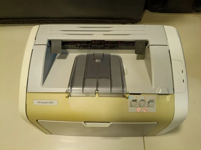 Vendo impressora HP LaserJet 1020 monocromática, funcionando.