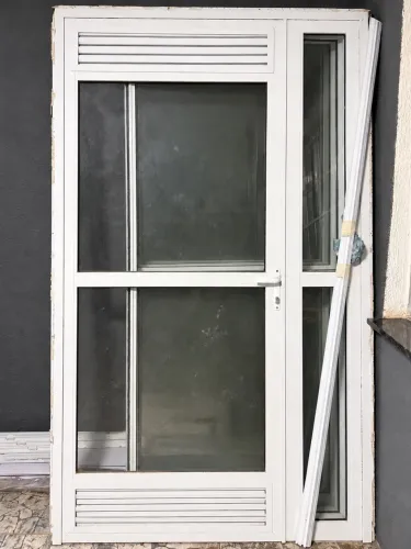 Porta de correr de alumínio branco com vidro