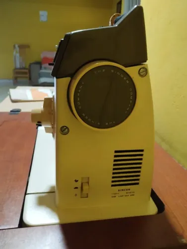 Máquina de Costura Singer 270 Bobina Mágica - Com Gabinete e Manual