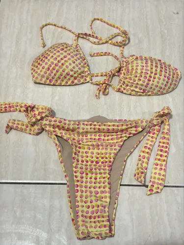Biquíni de amarrar tomara que caia P amarelo com bolinhas rosas