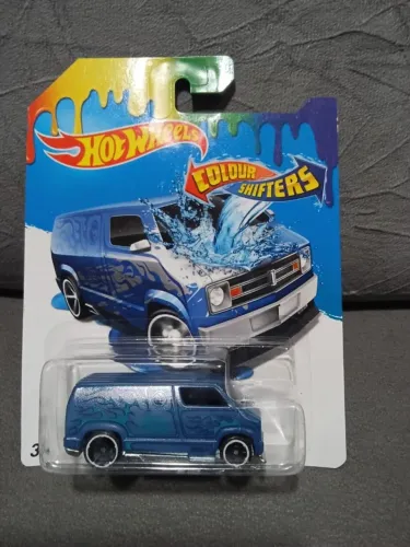 2 Minis Hot Wheels Color Shifters