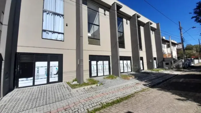 Sobrado semi mobiliado, disponível para locação no Bairro Garcia em Blumenau