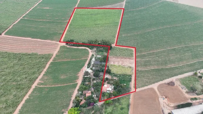 sitoo com 2 alqueires e ótima topografia, com 2 casas, poço- 1 km do asfalto