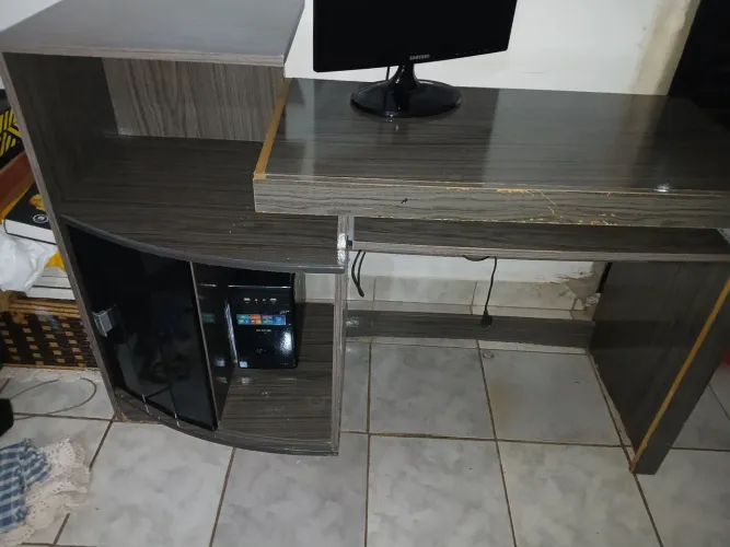 Escrivaninha em bom estado