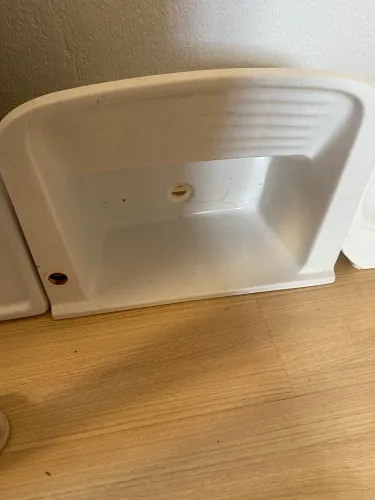 Vendo pia de cozinha, tanque de lavar roupa, lavatório banheiro.
