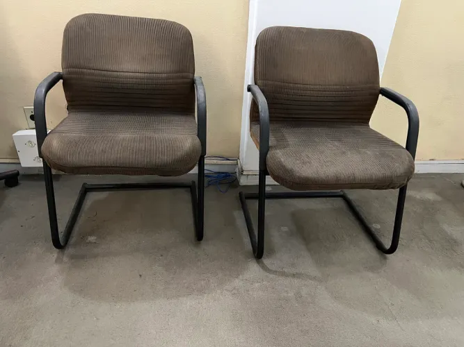 Cadeira par. Marca escriba. Tecido veludo cinza. Preço R$300,00 o par