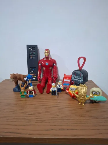 Lote de brinquedos variados, Minions, sonic, Star wars, boneco de montar