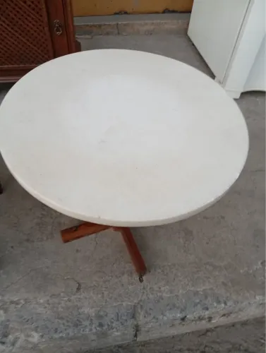 Mesa redonda com tampo em granito e pés trabalhado em madeira  Diâmetro 
