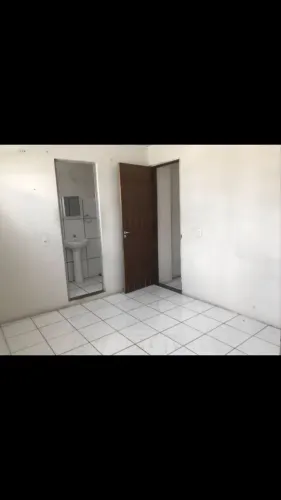 Quarto c/ banheiro R$450,00 água e luz inclusos Av João Durval