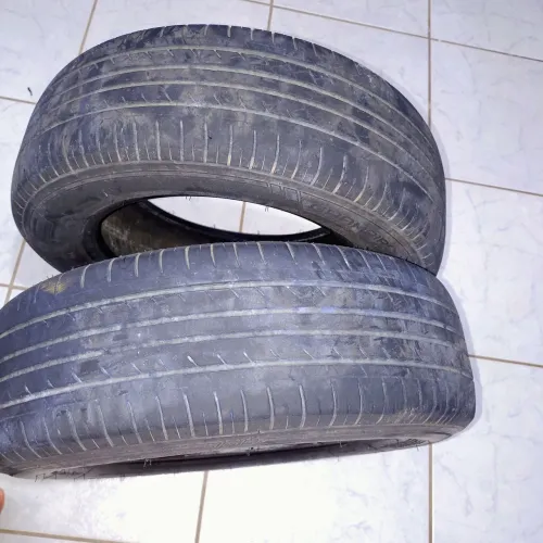 Pneus (par) GT Radial Champiro 185/65 R15 (usados e em ótimo estado de conservação).