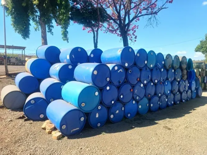 Bombona fechada com capadicade de 200 litros com 02 tampas pequenas