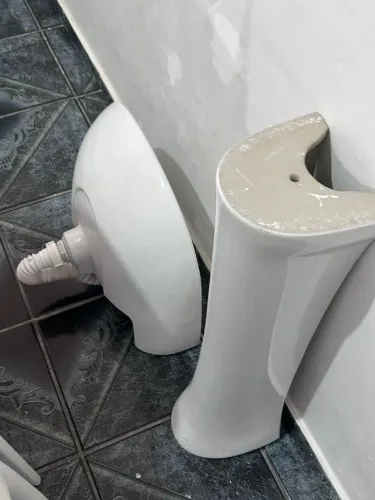 Vende se um kit de lavatório de louca