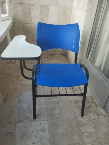Cadeira carteira universitária ISO azul com prancheta e porta livros