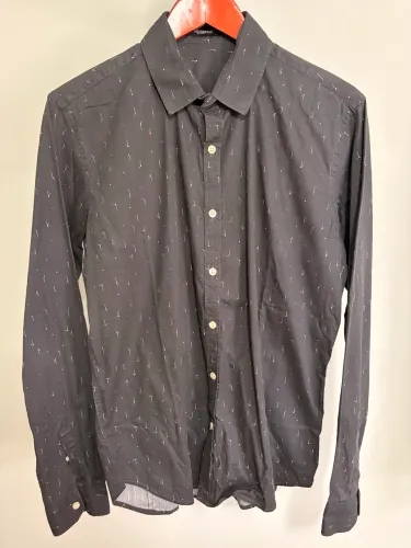 Camisa Reserva preta manga longa estampa discreta tamanho M excelente estado