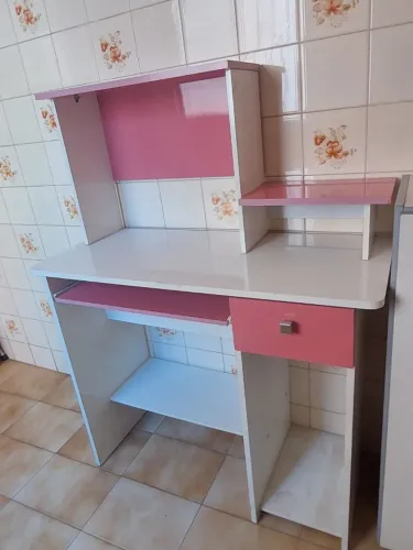 Estante para computador Branca e Rosa