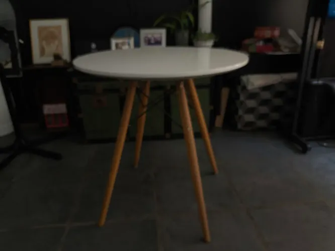 Mesa Charles Eames branca com pés em madeira