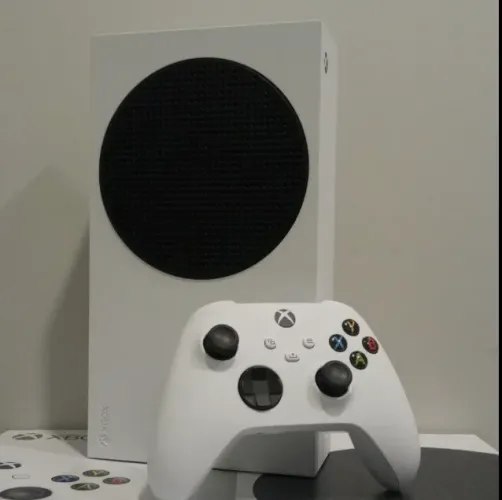 Vendo Xbox séries S com controle cabos originais e caixa consigo fazer parcelamento