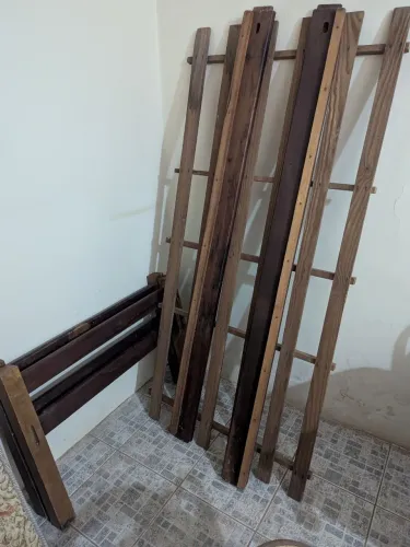 Cama de solteiro em madeira maciça - clássica - R$200