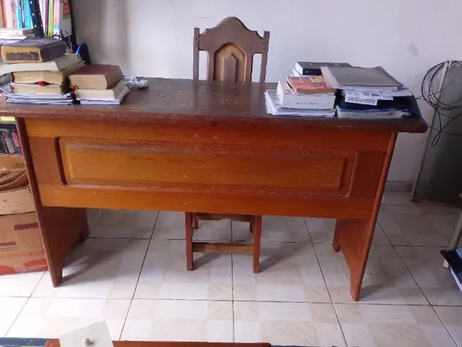 Mesa de escritorio de madeira maciça