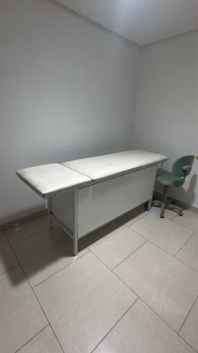 Maca / mesa de exame clínica em ótimo estado 