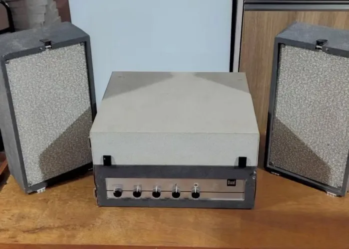 Vendo toca-discos portátil da marca alemã Dual