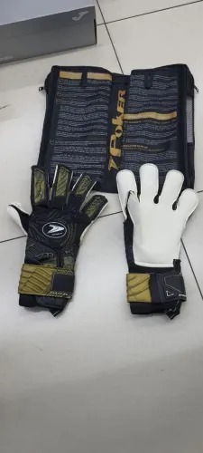 Luva de goleiro POKER LIBERTA apenas tamanho 10 ( algumas unidades)