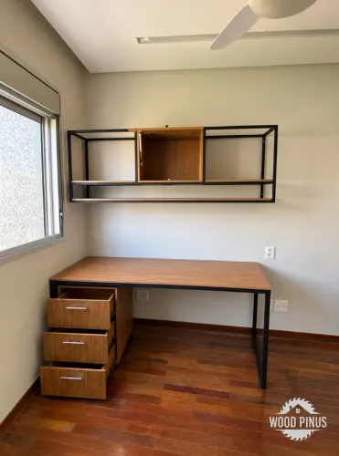 Mesa com gaveteiros e estante estilo industrial