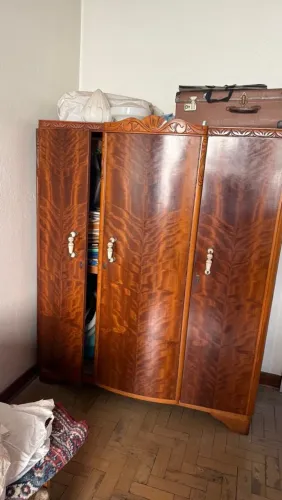 Guarda-Roupa Antigo de Madeira - Estilo Vintage e Clássico