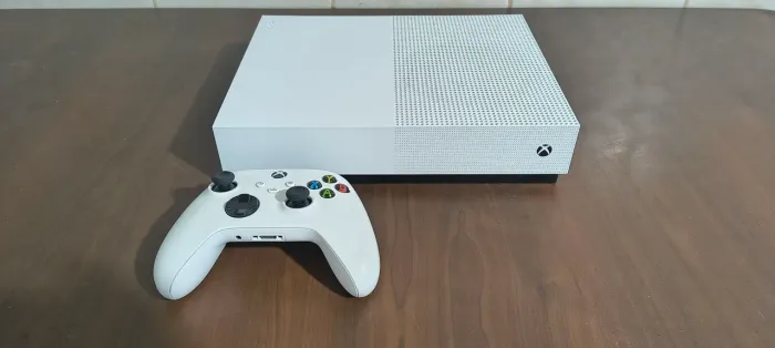XBOX ONE S 1TB Digital ( com controle versão séries S/X) com cabos.