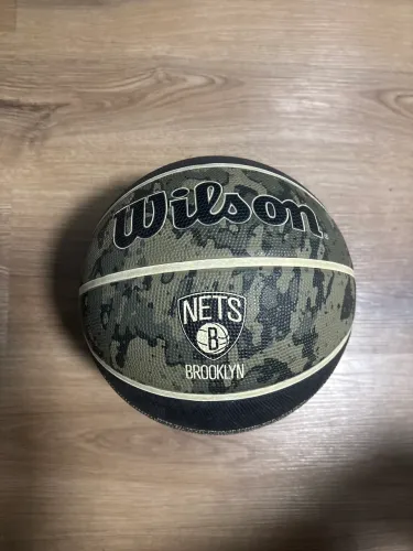  Wilson NBA Team Tiedye, especificamente a edição do time Brooklyn Nets