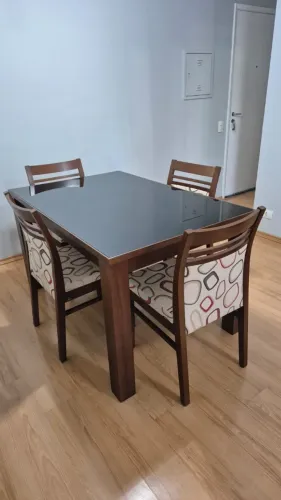 Mesa de Jantar com Tampo de Vidro Preto + 4 Cadeiras com estofado