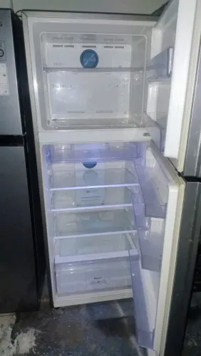 Vende-se uma geladeira Samsung